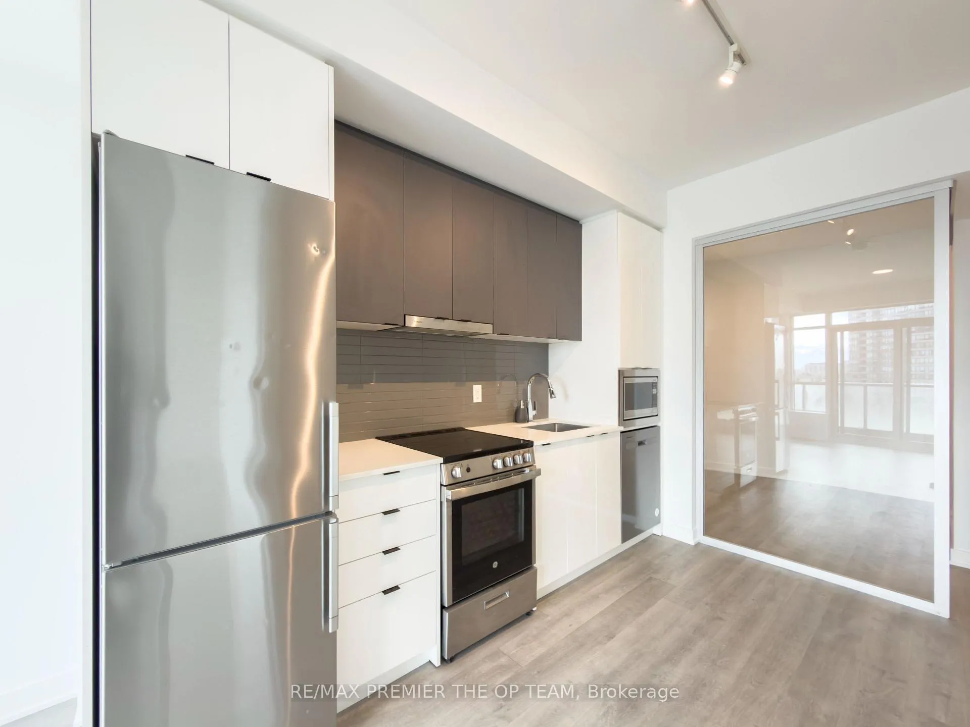 Photo 10 of Unit 403, 30 Upper Mall Way, Vaughan, Brownridge — HOMEH