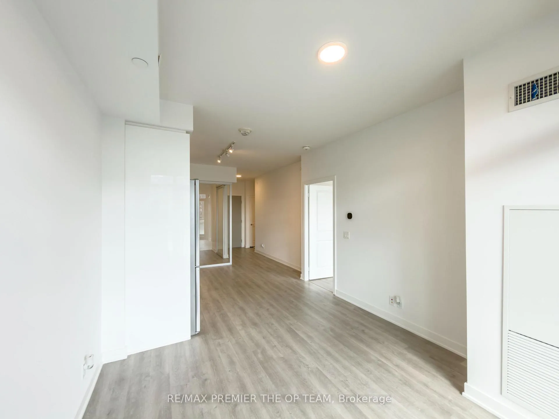 Photo 13 of Unit 403, 30 Upper Mall Way, Vaughan, Brownridge — HOMEH