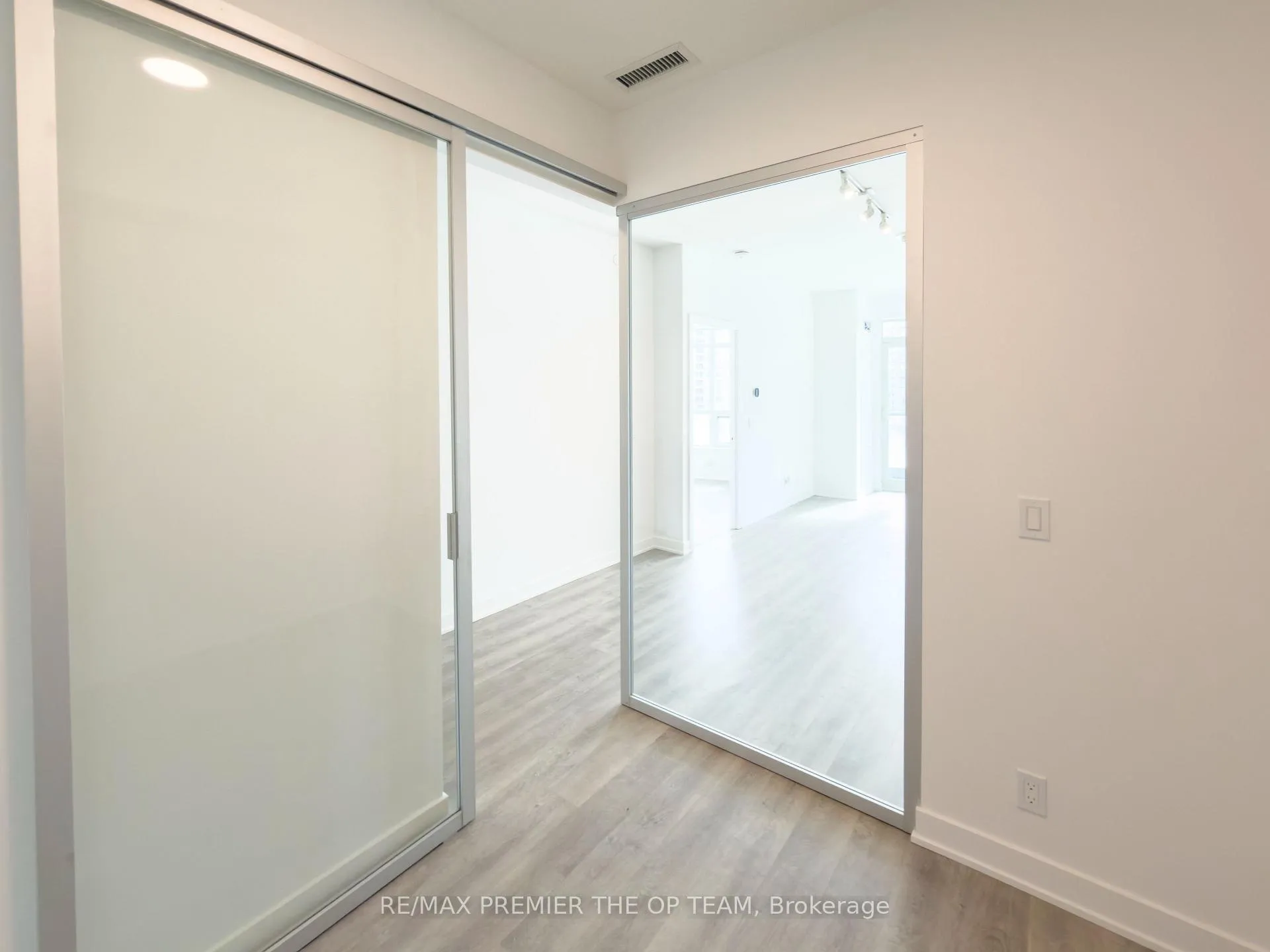Photo 16 of Unit 403, 30 Upper Mall Way, Vaughan, Brownridge — HOMEH