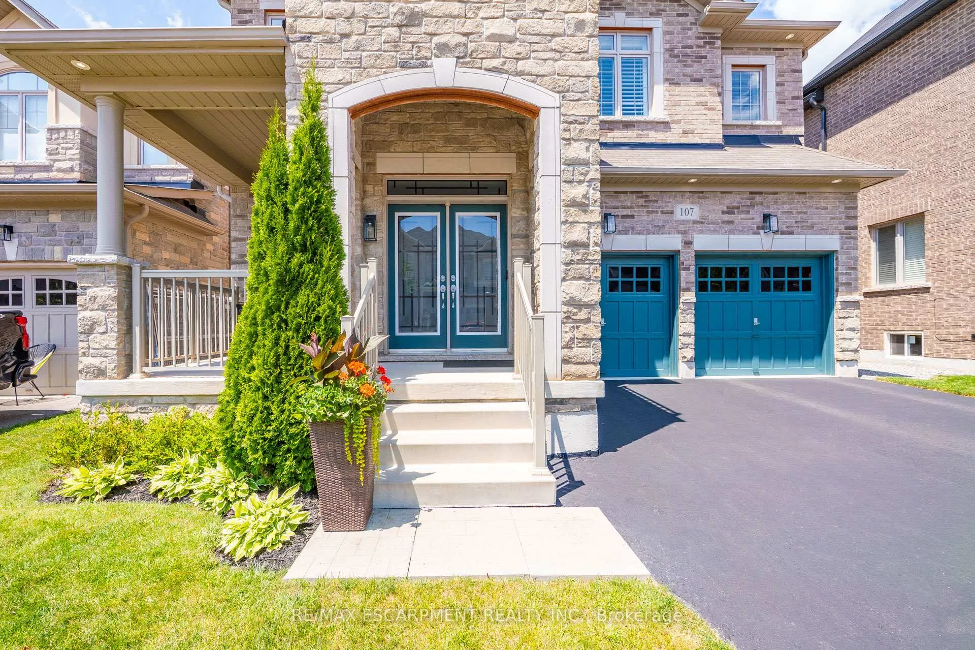 Photo 2 of 107 Avanti Crescent, Hamilton, Waterdown — HOMEH