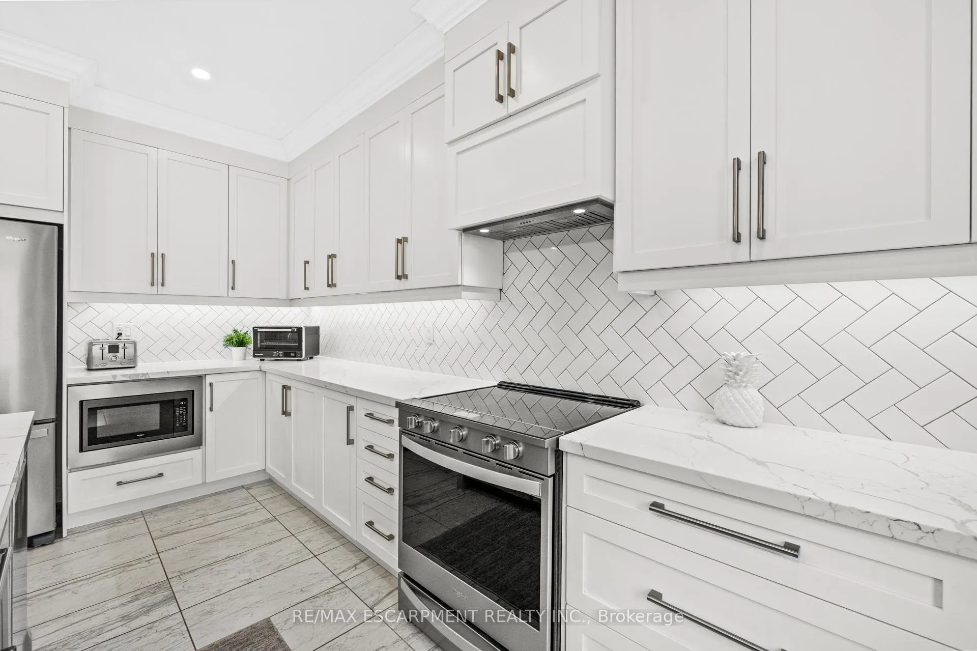 Photo 17 of 107 Avanti Crescent, Hamilton, Waterdown — HOMEH