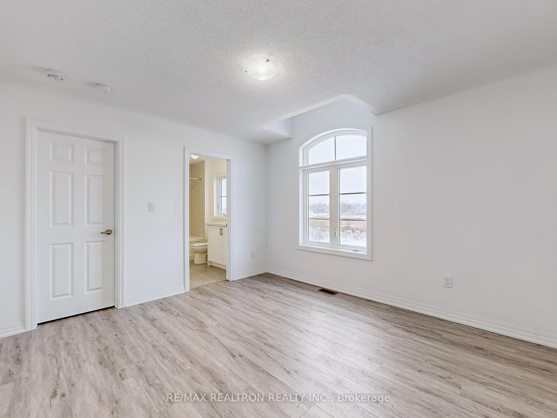 Photo 31 of 41 Donald Ingram Crescent, Georgina, Keswick North — HOMEH
