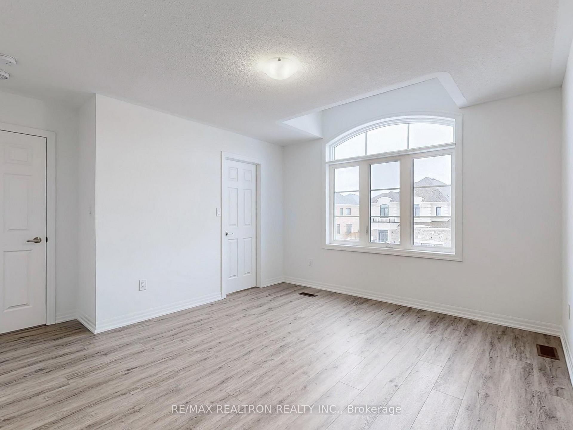 Photo 34 of 41 Donald Ingram Crescent, Georgina, Keswick North — HOMEH