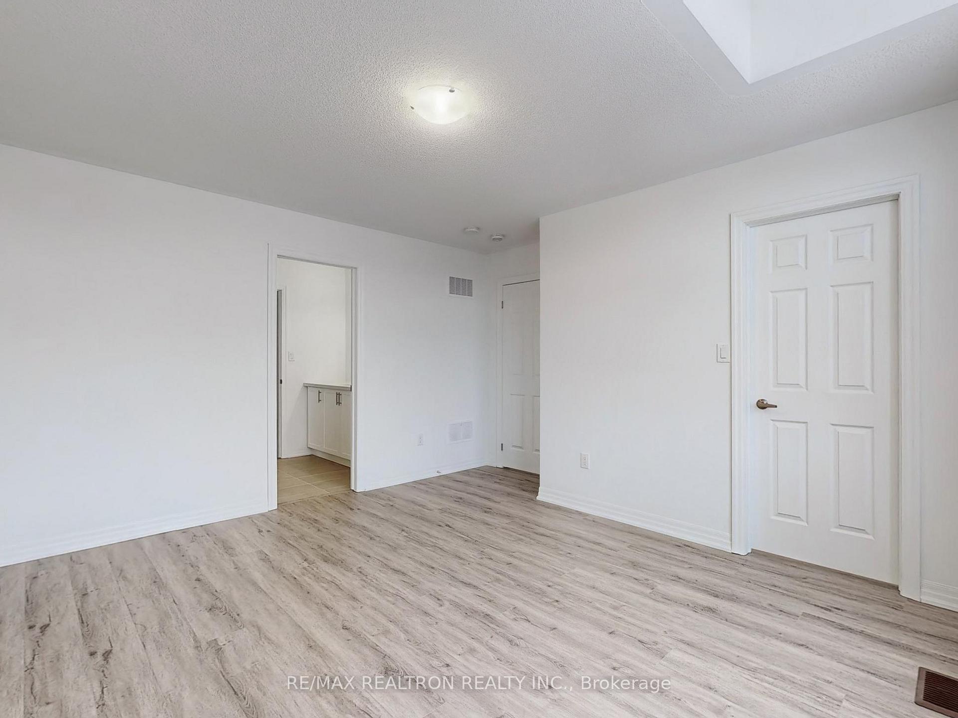 Photo 35 of 41 Donald Ingram Crescent, Georgina, Keswick North — HOMEH