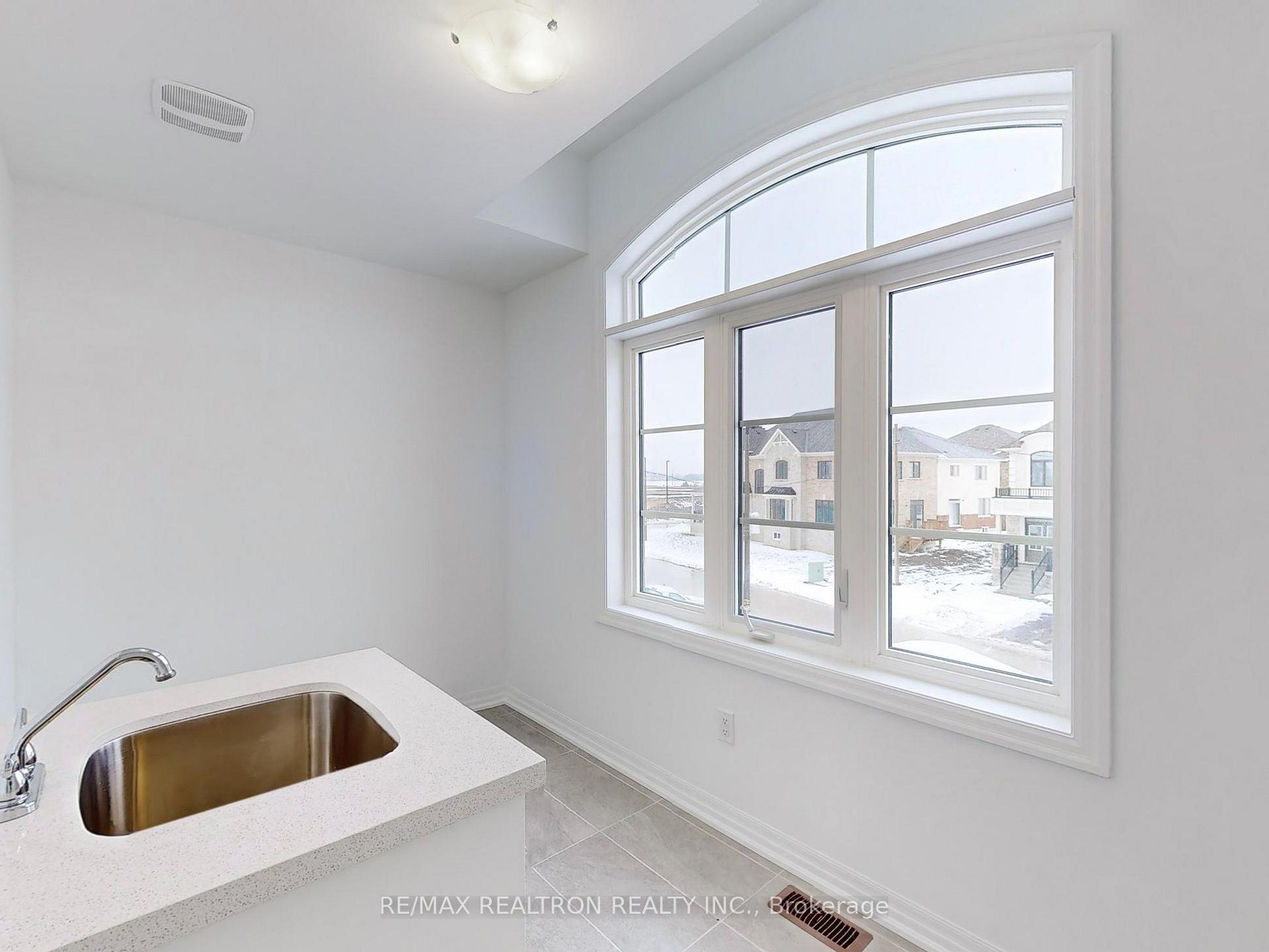 Photo 38 of 41 Donald Ingram Crescent, Georgina, Keswick North — HOMEH