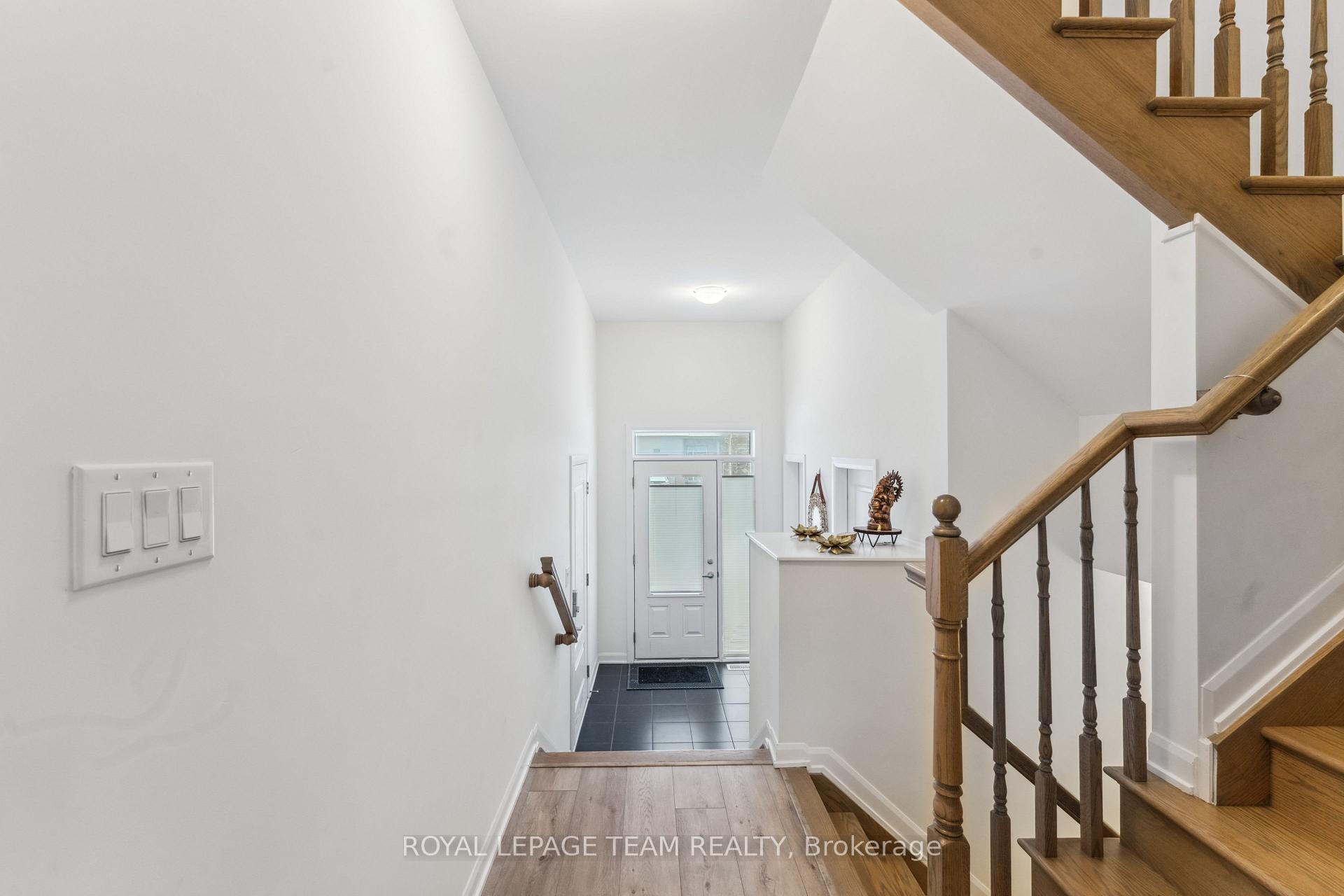 Photo 2 of 141 Maynooth Court, Ottawa, Barrhaven - Half Moon Bay — HOMEH