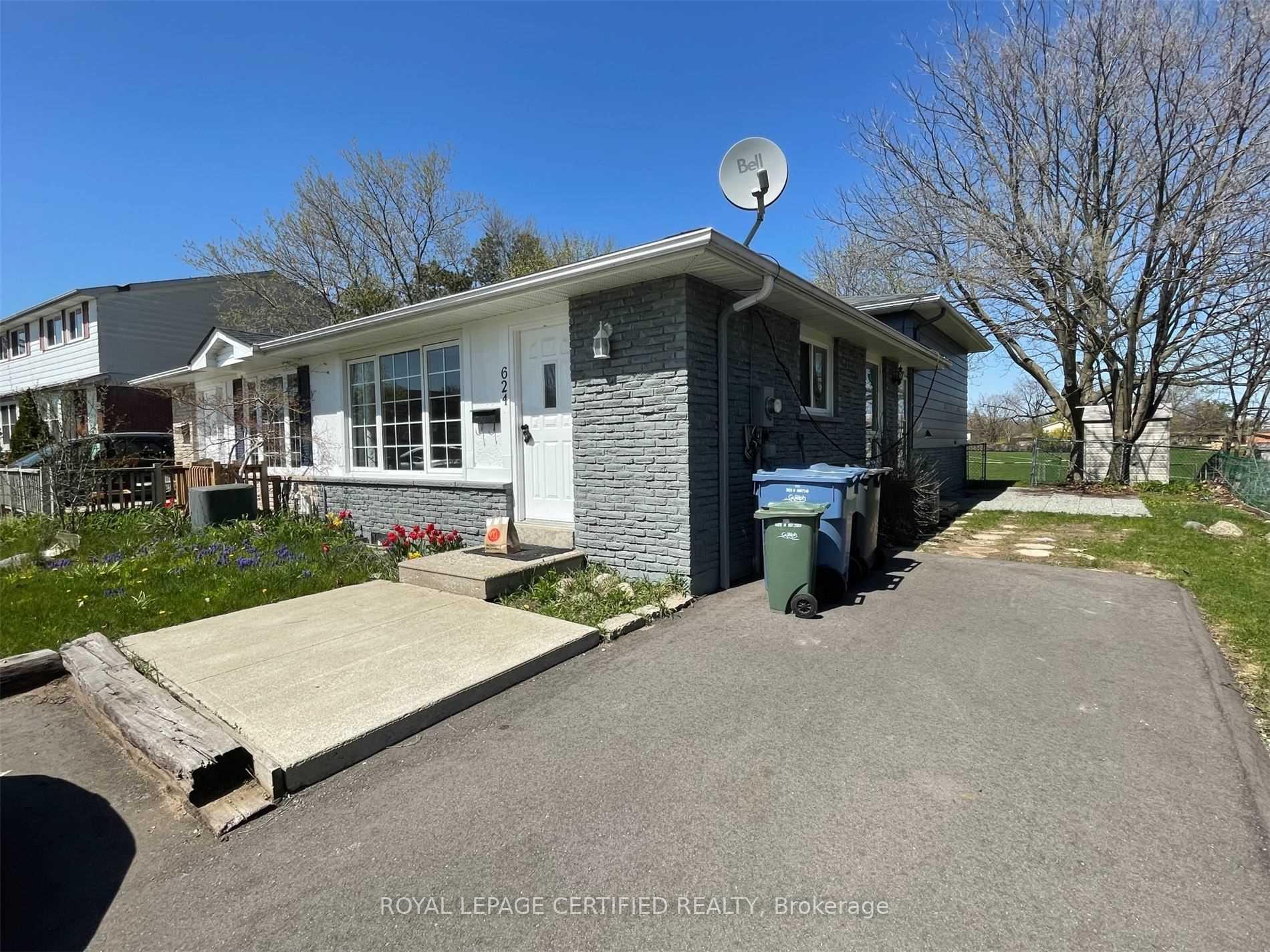 Front of 624 College Avenue W