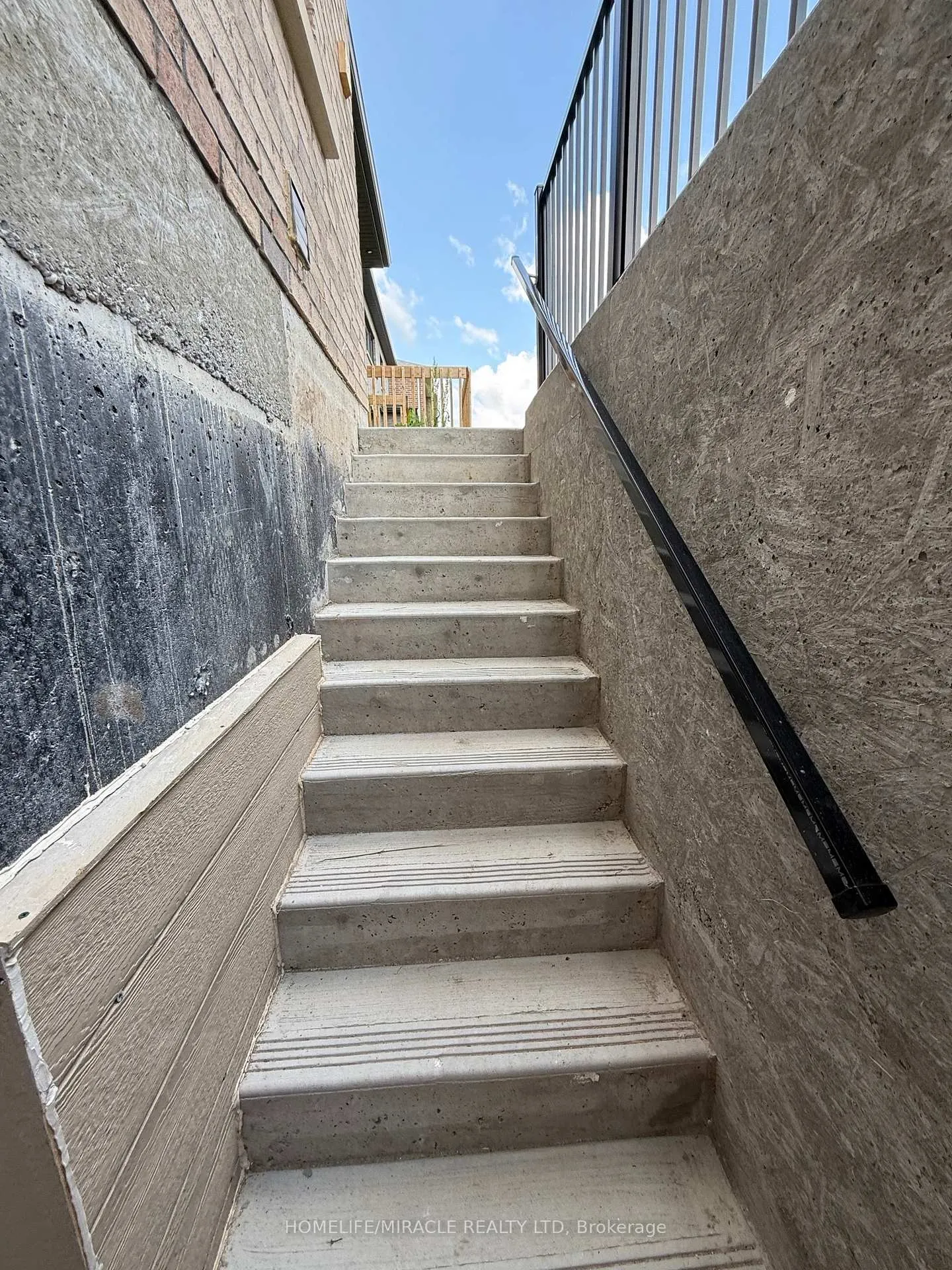 Photo 14 of 10 Trellanock Road, Brampton, Bram West — HOMEH