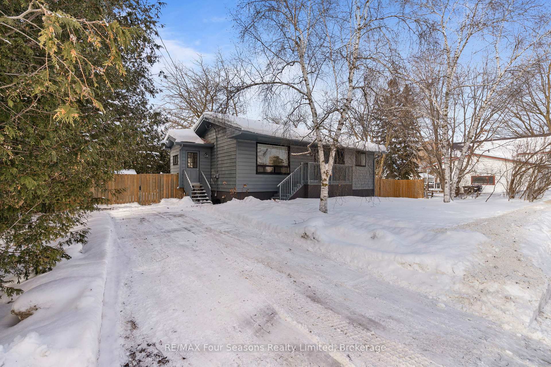 Photo 2 of 199 Sutherland Street S, Clearview, Stayner — HOMEH