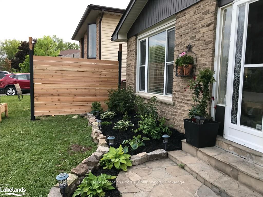 Photo 3 of 42 Courtice Crescent, Collingwood — HOMEH