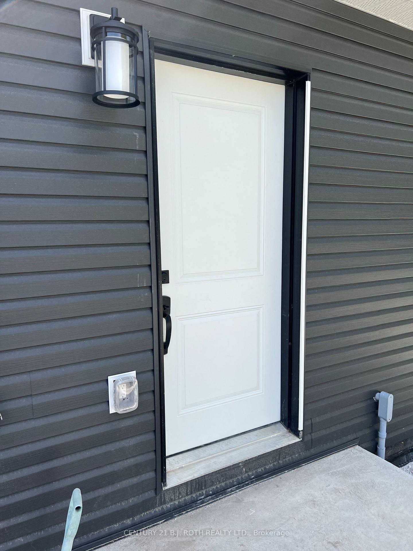 Photo 2 of Unit 3, 108 Maple Avenue, Barrie, Queen's Park — HOMEH