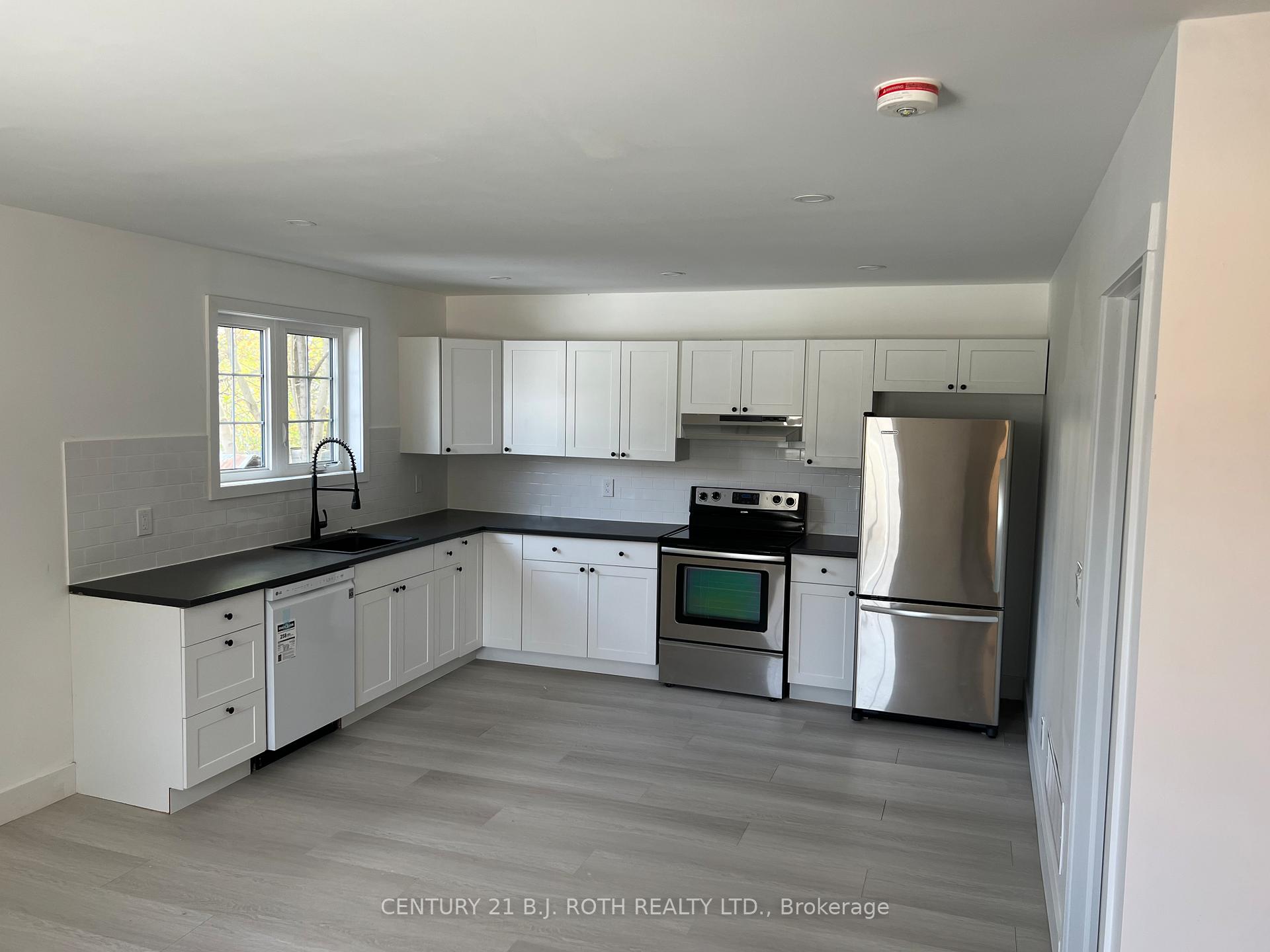 Photo 3 of Unit 3, 108 Maple Avenue, Barrie, Queen's Park — HOMEH