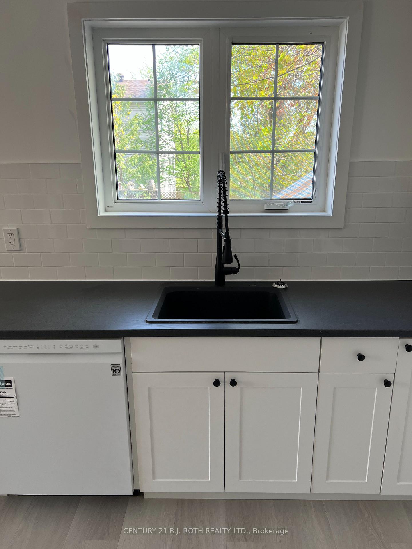Photo 4 of Unit 3, 108 Maple Avenue, Barrie, Queen's Park — HOMEH