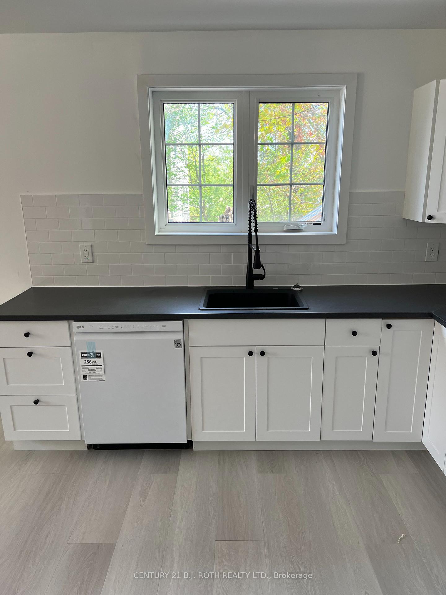 Photo 5 of Unit 3, 108 Maple Avenue, Barrie, Queen's Park — HOMEH