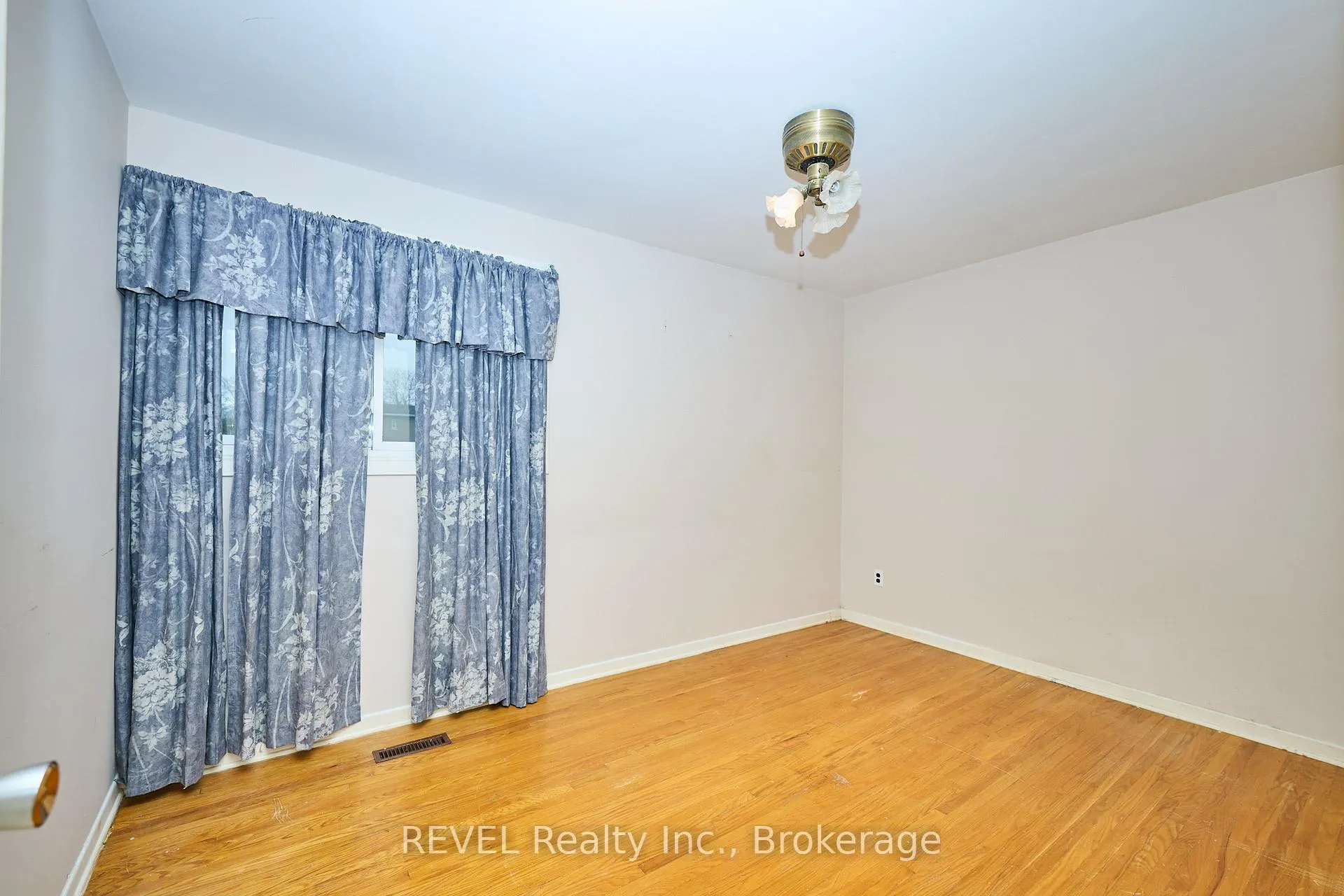 Photo 13 of 7067 Centennial Street, Niagara Falls, Arad/Fallsview — HOMEH