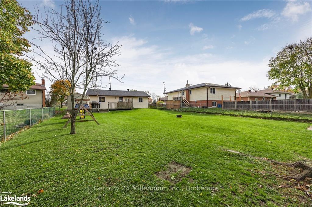 Photo 32 of 230 Christopher Street, Clearview, Stayner — HOMEH
