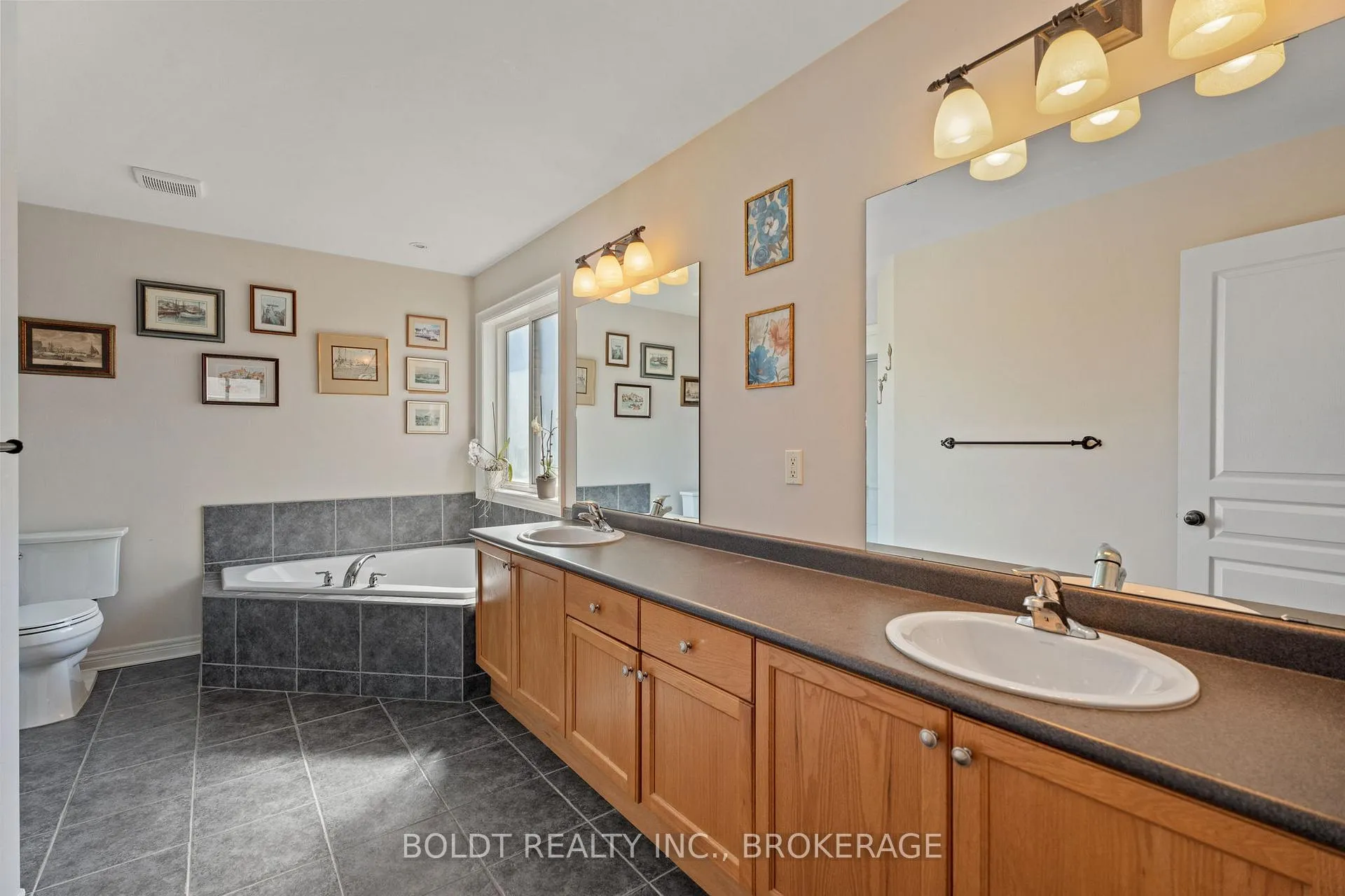 Photo 20 of 8114 Windsong Drive, Niagara Falls, Ascot — HOMEH