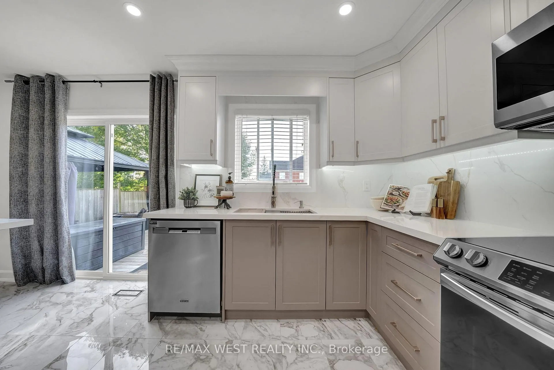 Photo 11 of 1436 Bridgeport Street, Oshawa, Taunton — HOMEH