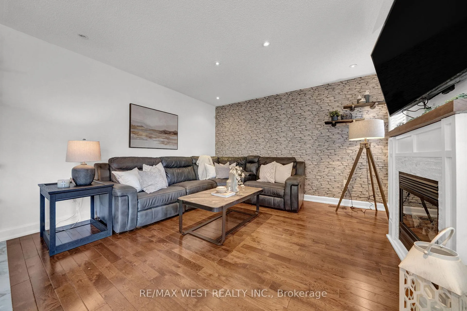 Photo 14 of 1436 Bridgeport Street, Oshawa, Taunton — HOMEH