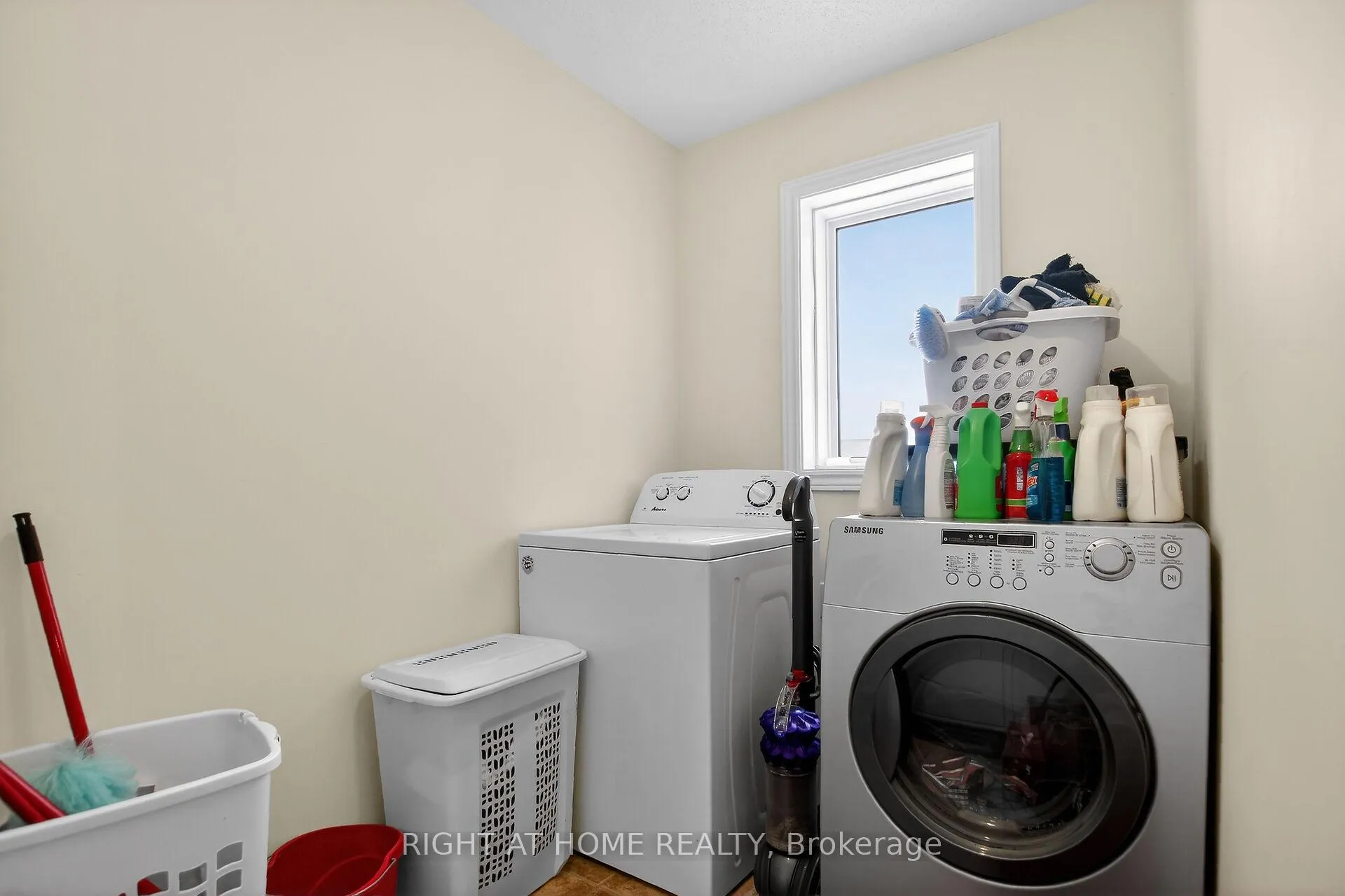 Photo 9 of 307 Ventanna Way, Ottawa, Barrhaven - Strandherd — HOMEH