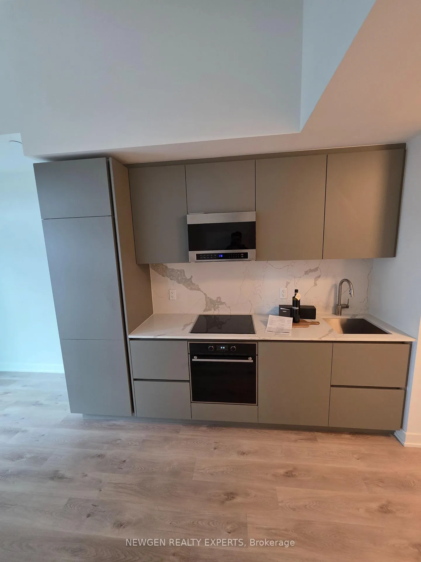 Photo 5 of Unit 608, 120 Broadway Avenue, Toronto, Mount Pleasant West — HOMEH