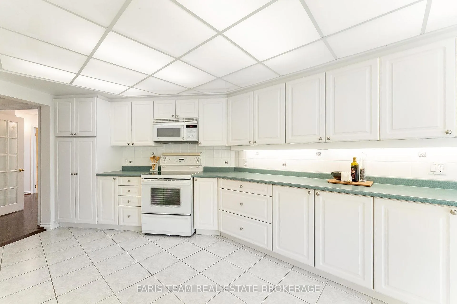 Photo 10 of Unit 307, 85 Wellington Street W, Aurora, Aurora Village — HOMEH