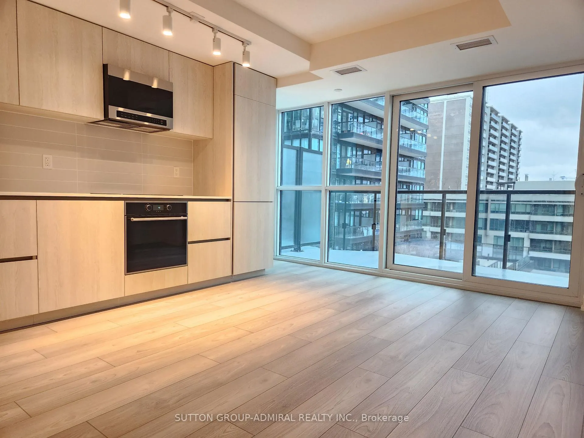 Photo 2 of Unit 813, 120 Broadway Avenue, Toronto, Mount Pleasant West — HOMEH