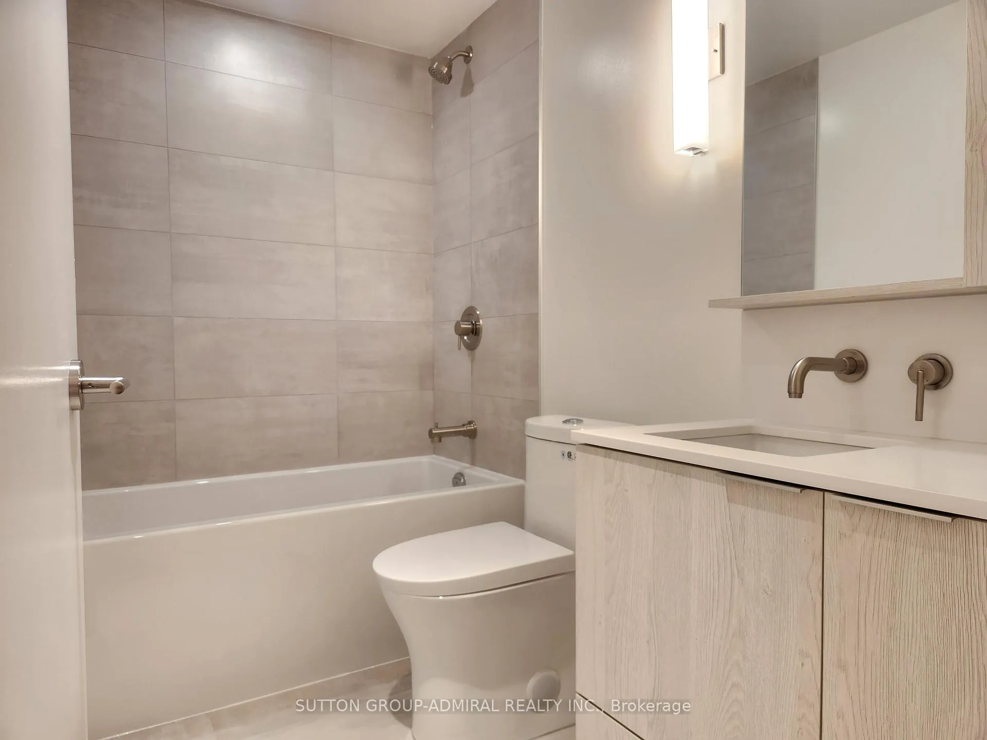 Photo 7 of Unit 813, 120 Broadway Avenue, Toronto, Mount Pleasant West — HOMEH