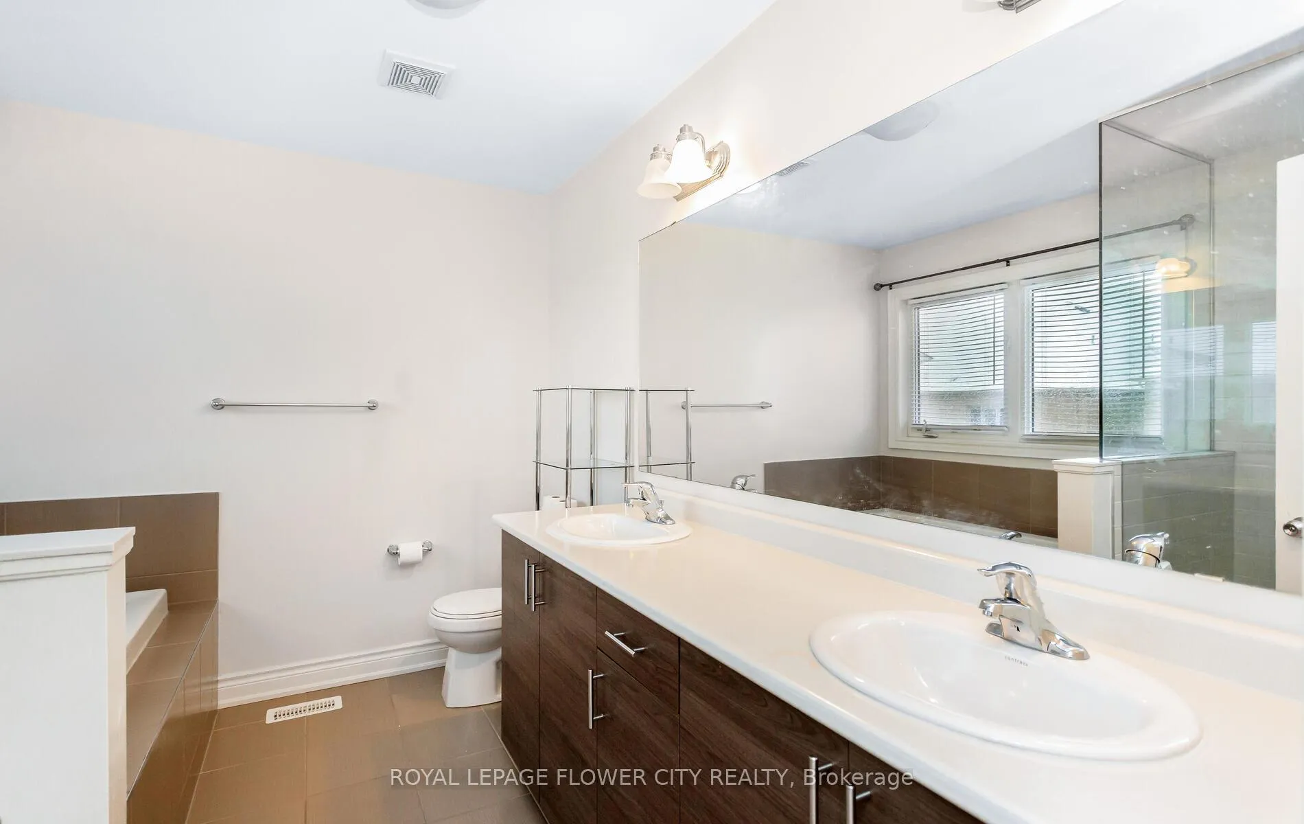 Photo 15 of 125 Lionhead Golf Road, Brampton — HOMEH