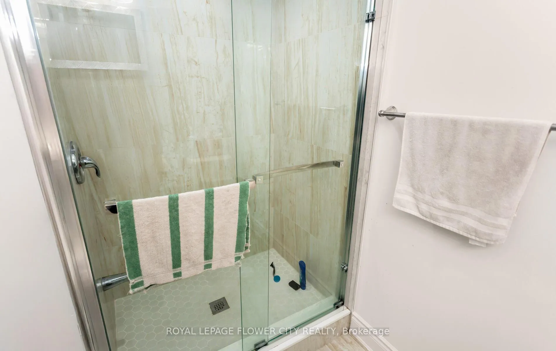 Photo 23 of 125 Lionhead Golf Road, Brampton — HOMEH