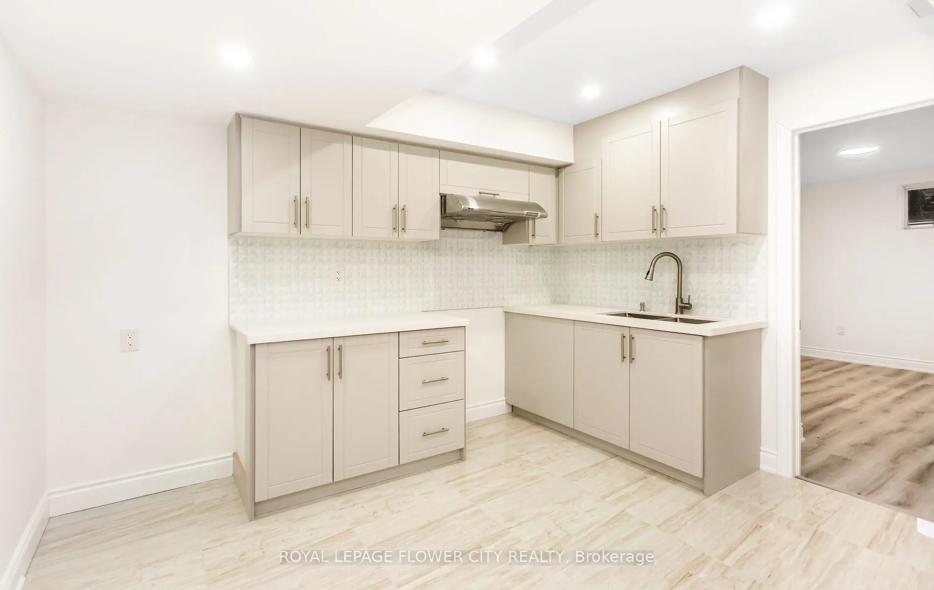 Photo 28 of 125 Lionhead Golf Road, Brampton — HOMEH