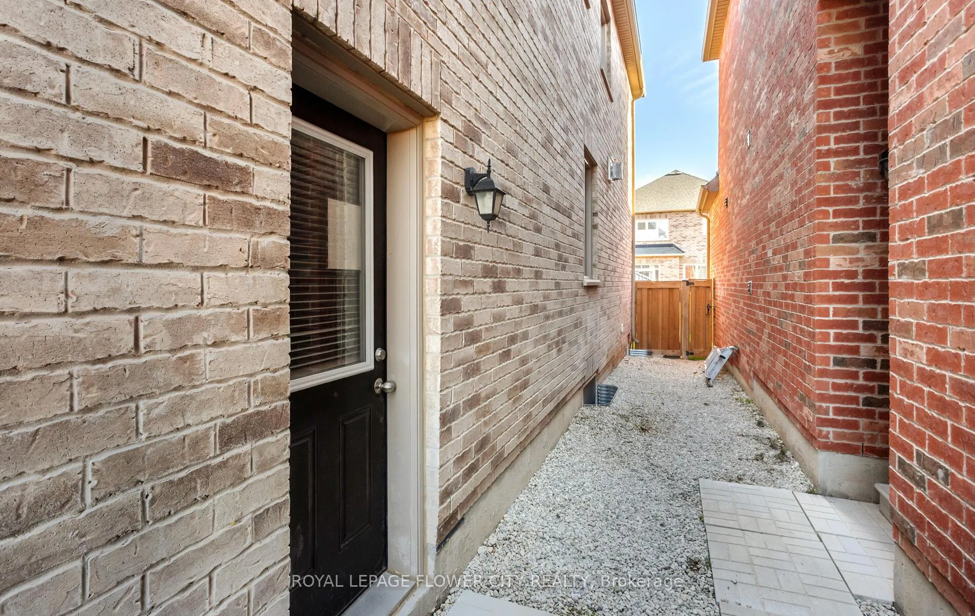 Photo 29 of 125 Lionhead Golf Road, Brampton — HOMEH