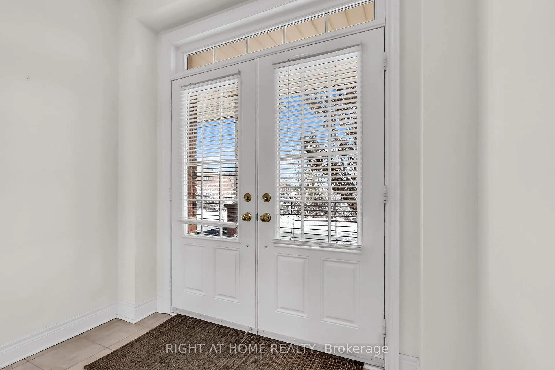 Photo 4 of Unit 9, 320 Ravineview Drive, Vaughan, Rural Vaughan — HOMEH