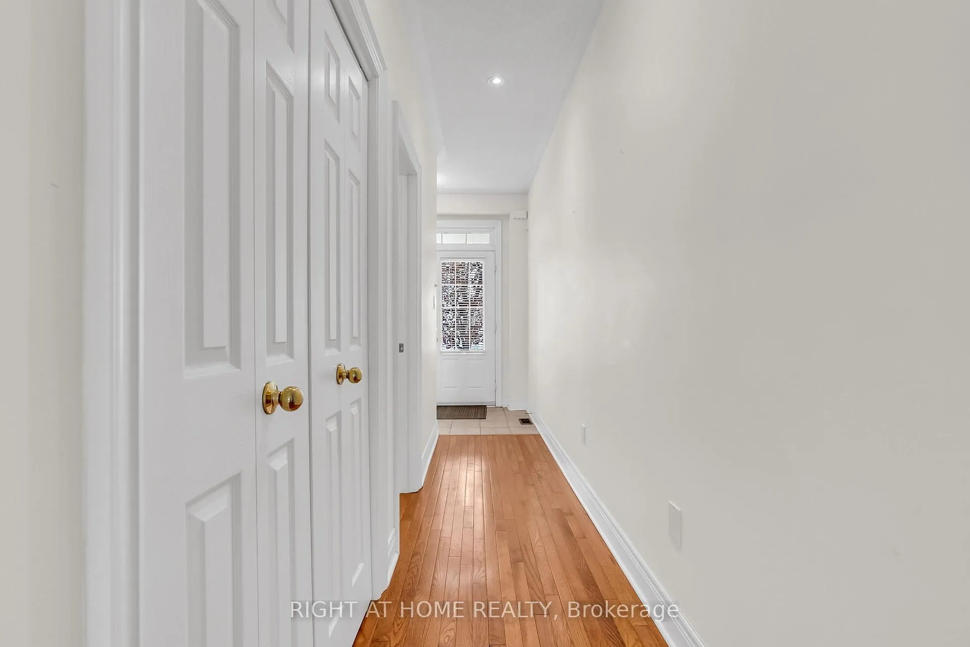 Photo 5 of Unit 9, 320 Ravineview Drive, Vaughan, Rural Vaughan — HOMEH