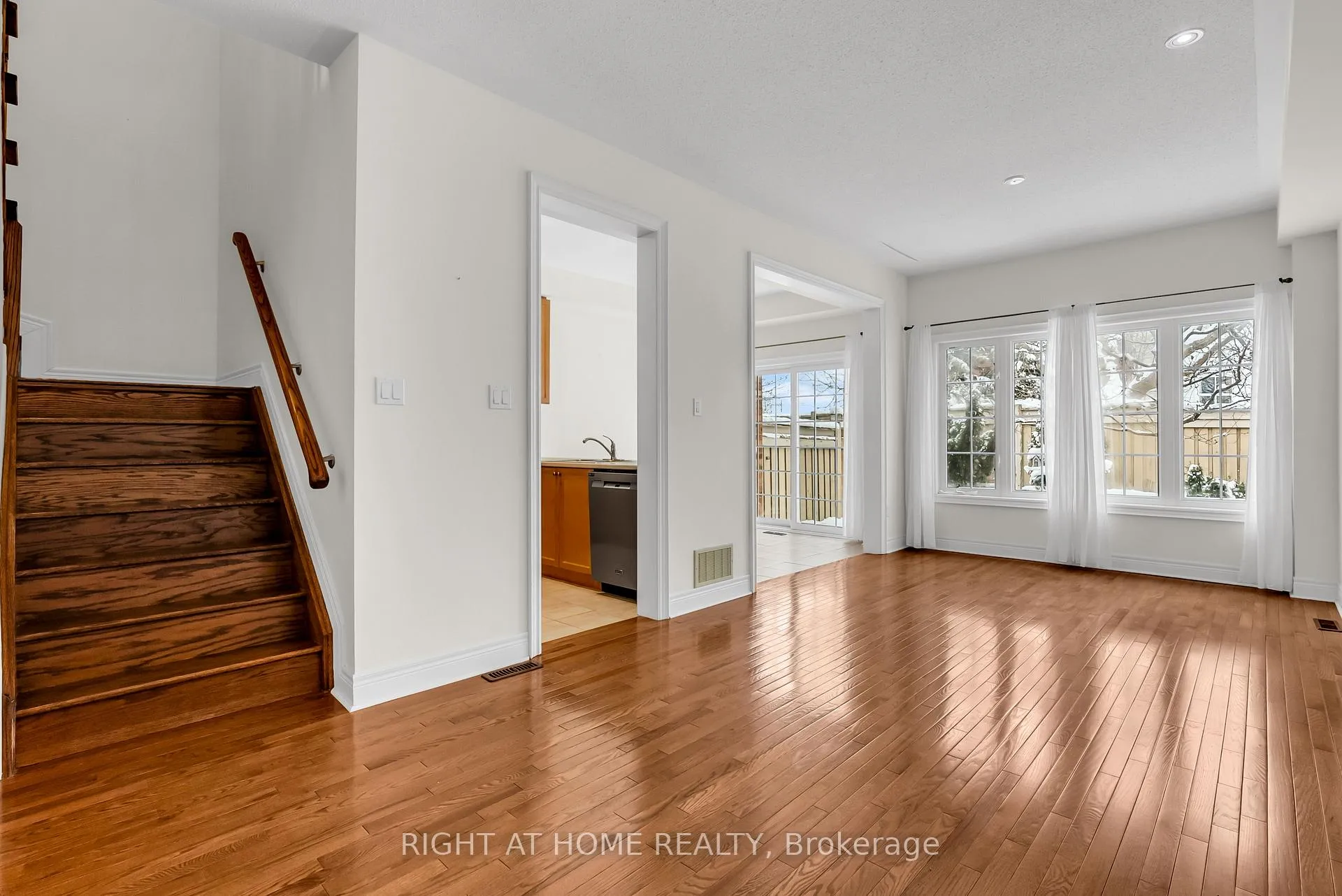 Photo 6 of Unit 9, 320 Ravineview Drive, Vaughan, Rural Vaughan — HOMEH