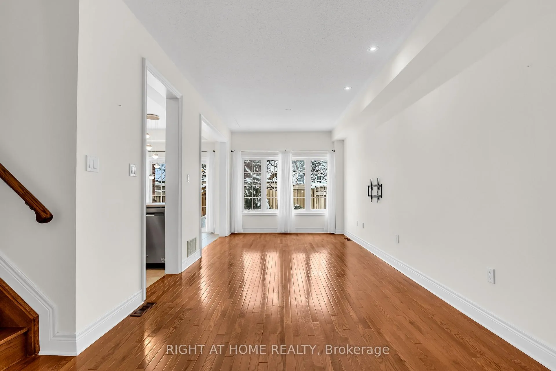 Photo 7 of Unit 9, 320 Ravineview Drive, Vaughan, Rural Vaughan — HOMEH
