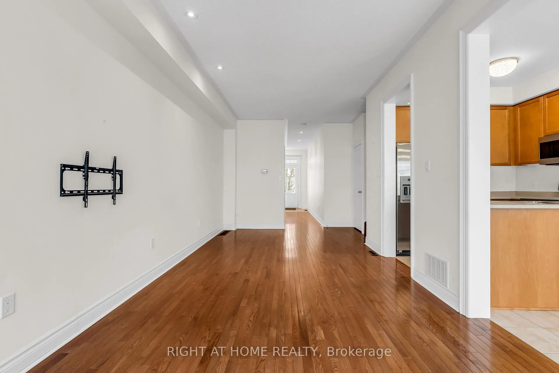 Photo 8 of Unit 9, 320 Ravineview Drive, Vaughan, Rural Vaughan — HOMEH
