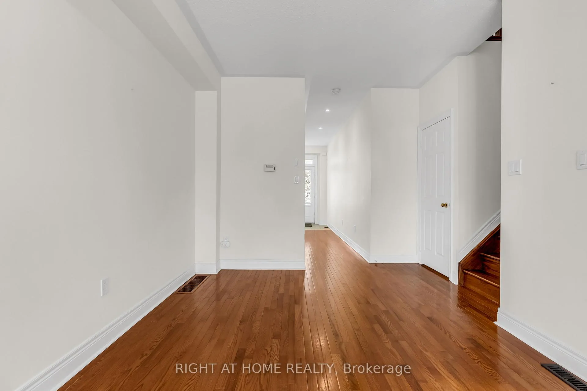 Photo 9 of Unit 9, 320 Ravineview Drive, Vaughan, Rural Vaughan — HOMEH