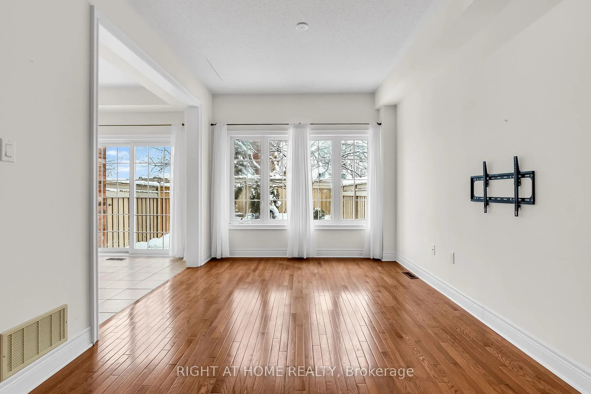 Photo 10 of Unit 9, 320 Ravineview Drive, Vaughan, Rural Vaughan — HOMEH