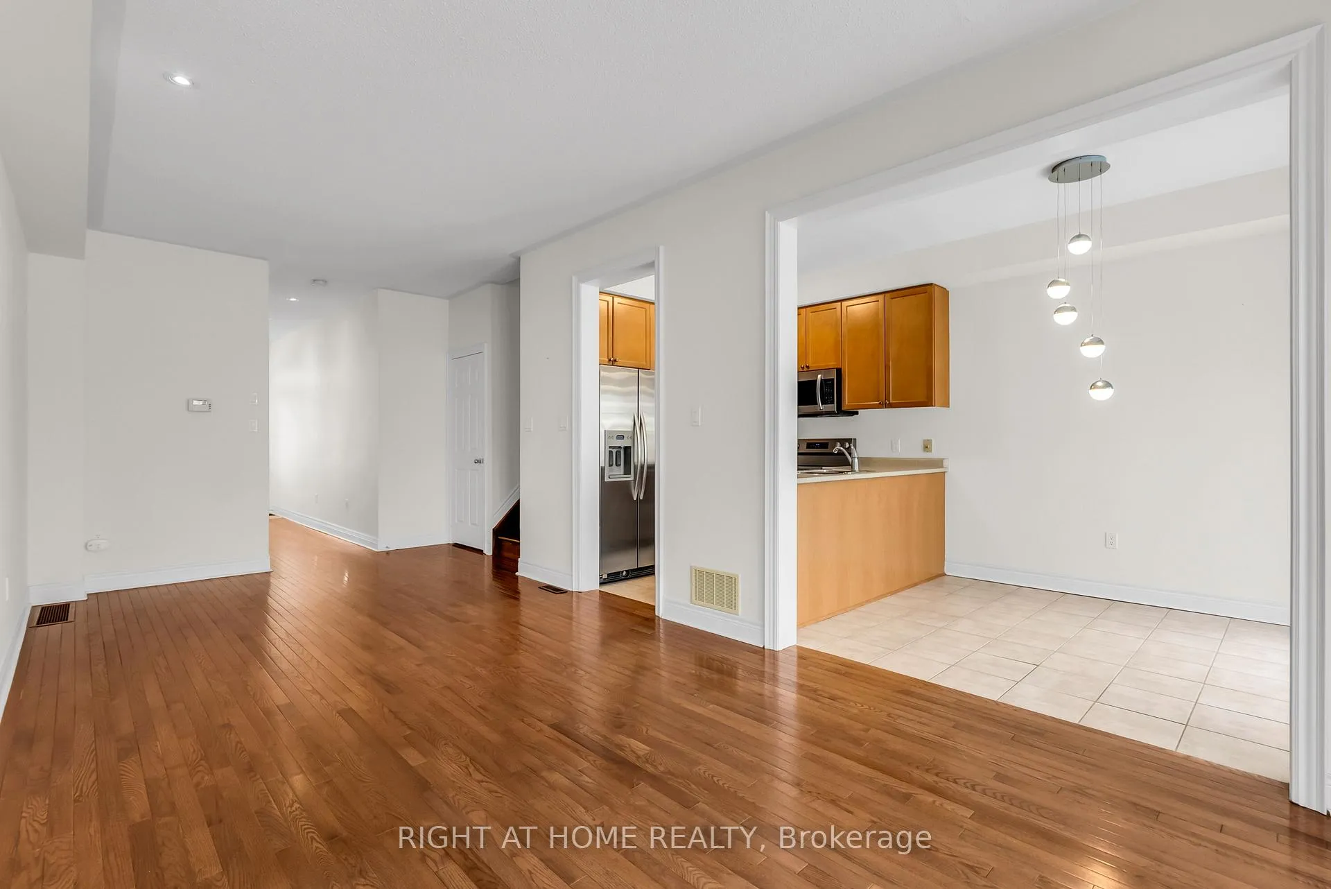 Photo 11 of Unit 9, 320 Ravineview Drive, Vaughan, Rural Vaughan — HOMEH
