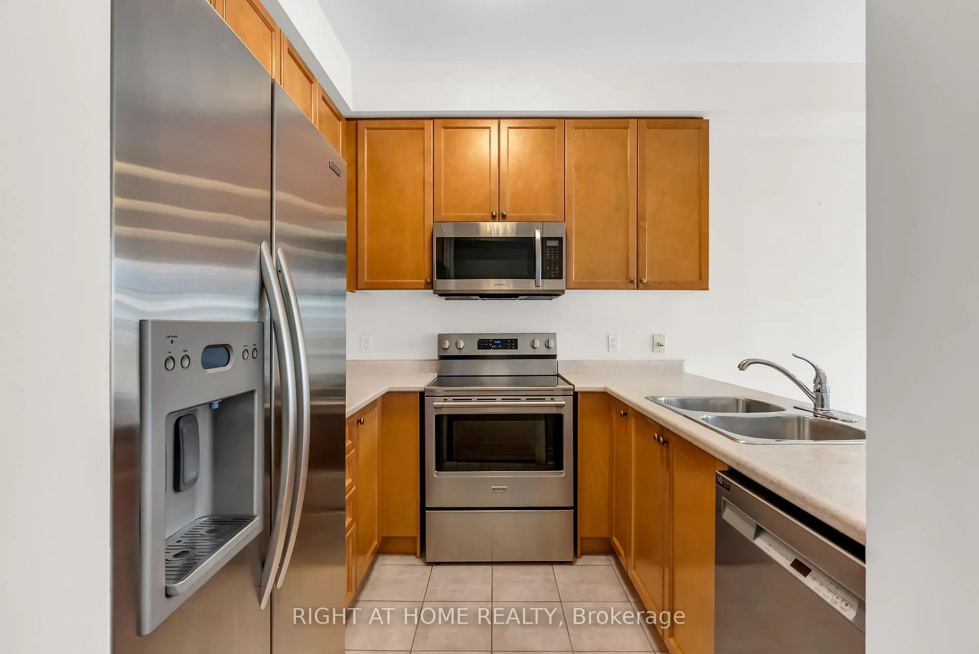 Photo 12 of Unit 9, 320 Ravineview Drive, Vaughan, Rural Vaughan — HOMEH
