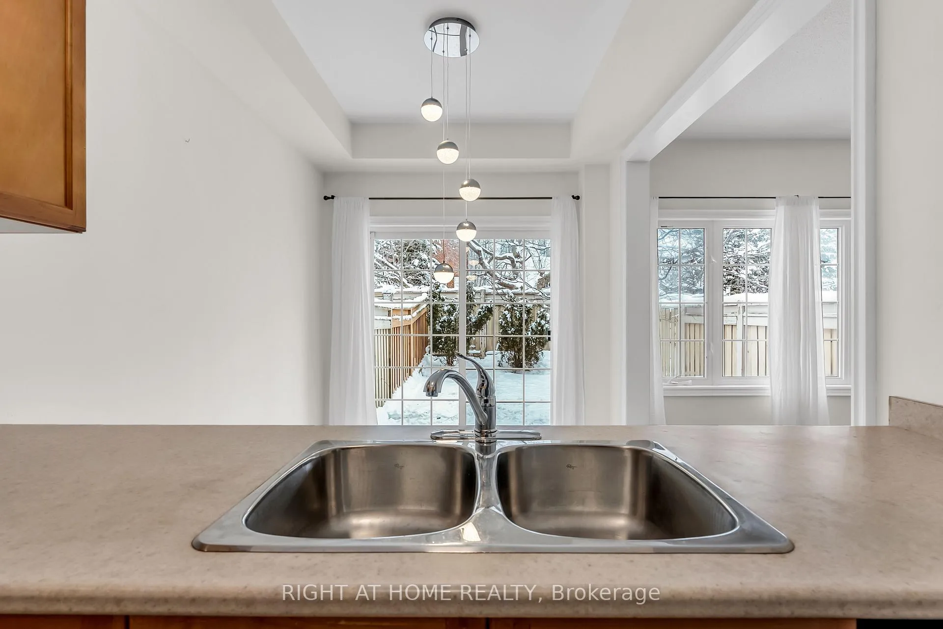 Photo 13 of Unit 9, 320 Ravineview Drive, Vaughan, Rural Vaughan — HOMEH