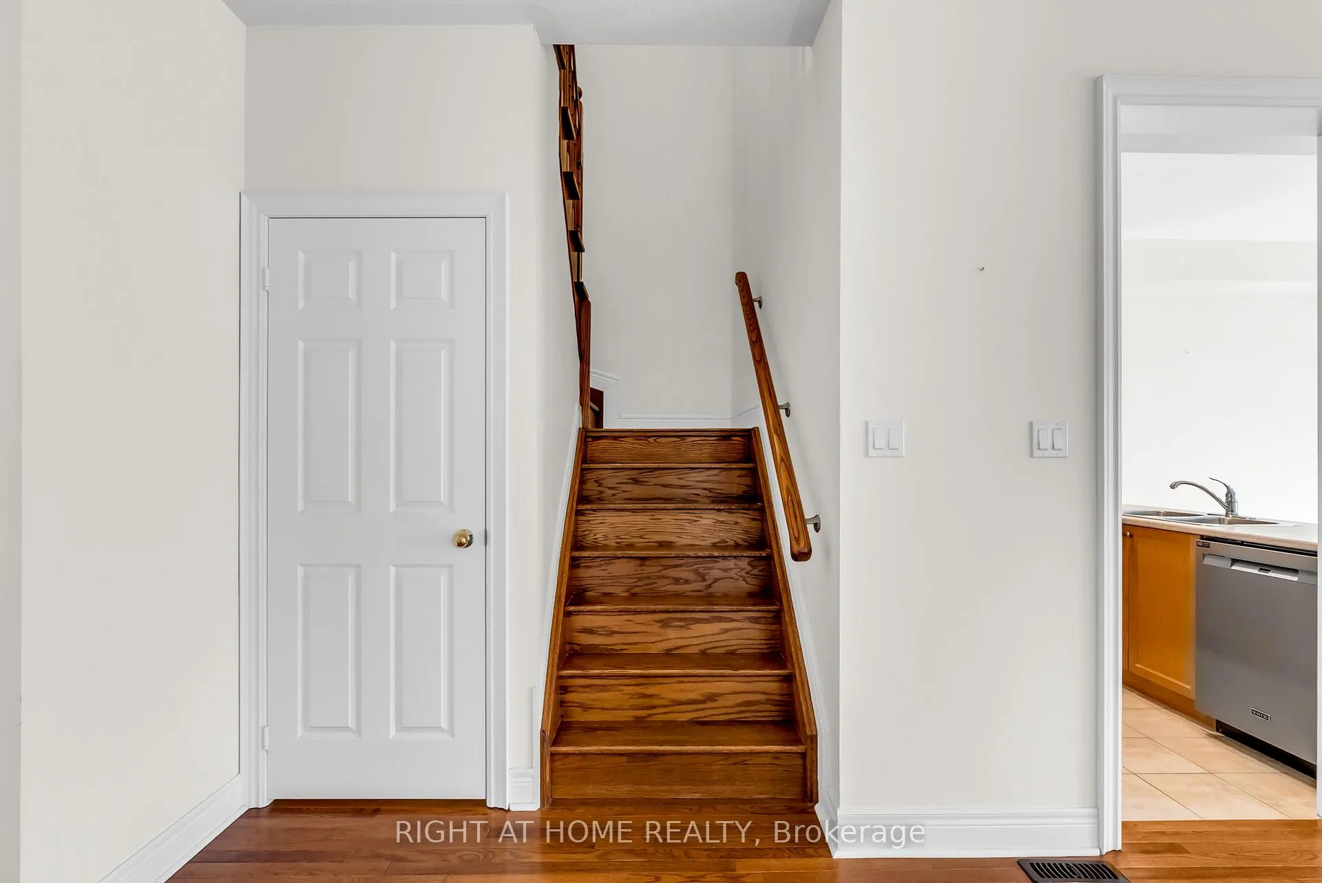 Photo 21 of Unit 9, 320 Ravineview Drive, Vaughan, Rural Vaughan — HOMEH