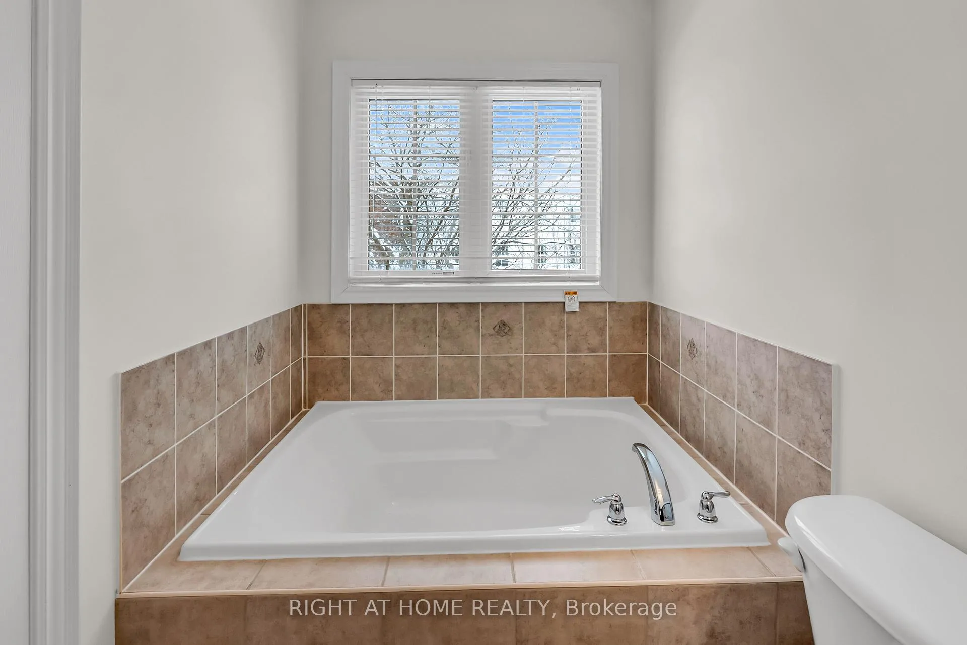 Photo 27 of Unit 9, 320 Ravineview Drive, Vaughan, Rural Vaughan — HOMEH