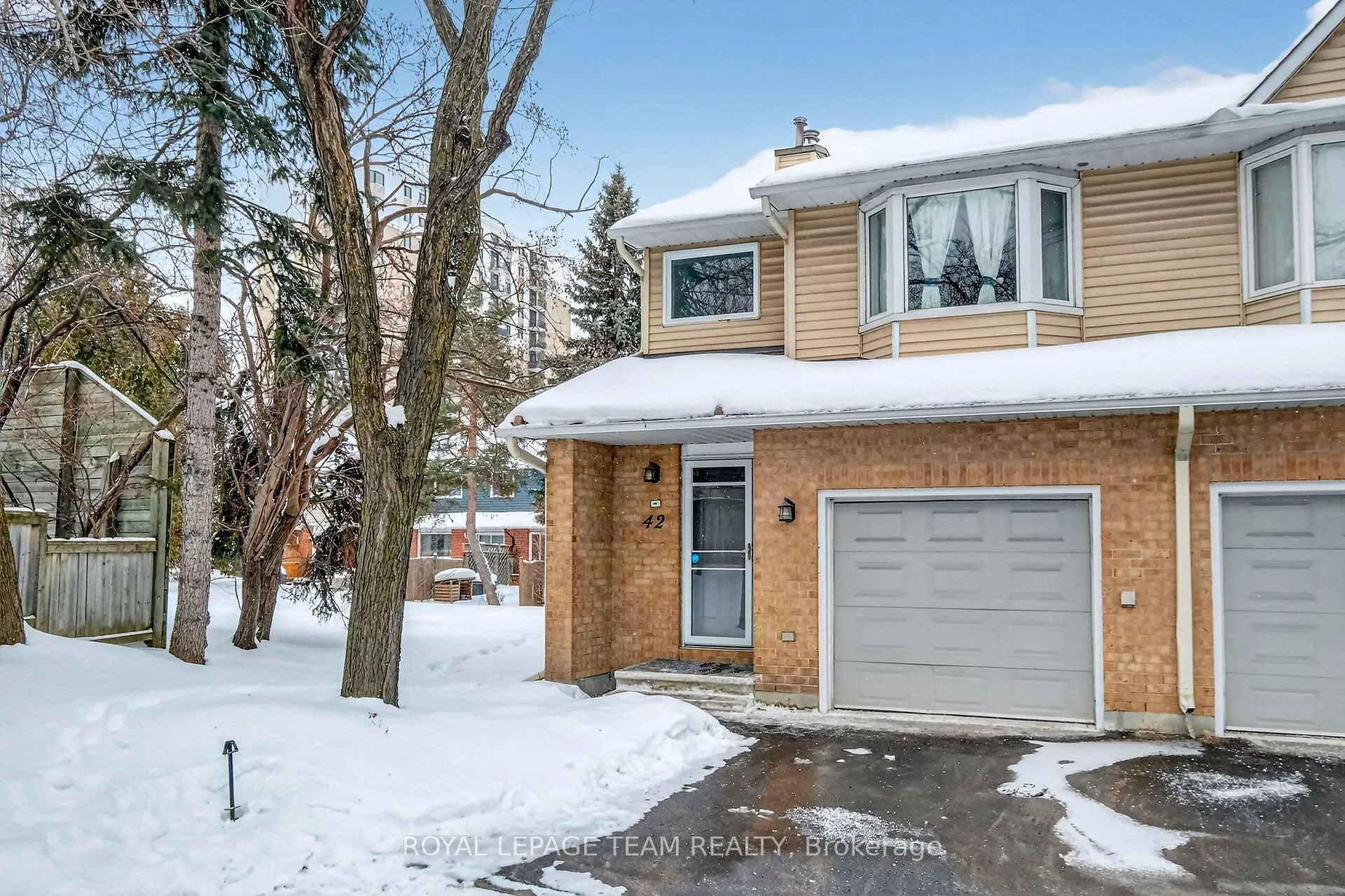 Photo 2 of 42 Oakhaven Private, Ottawa, Overbrook/Castle Heights — HOMEH