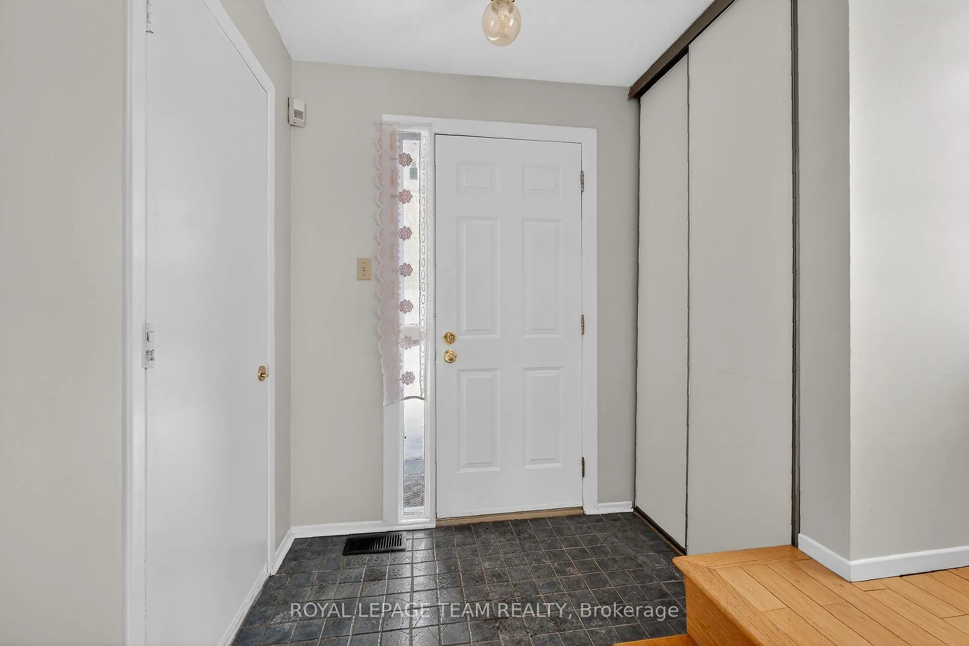 Photo 3 of 42 Oakhaven Private, Ottawa, Overbrook/Castle Heights — HOMEH
