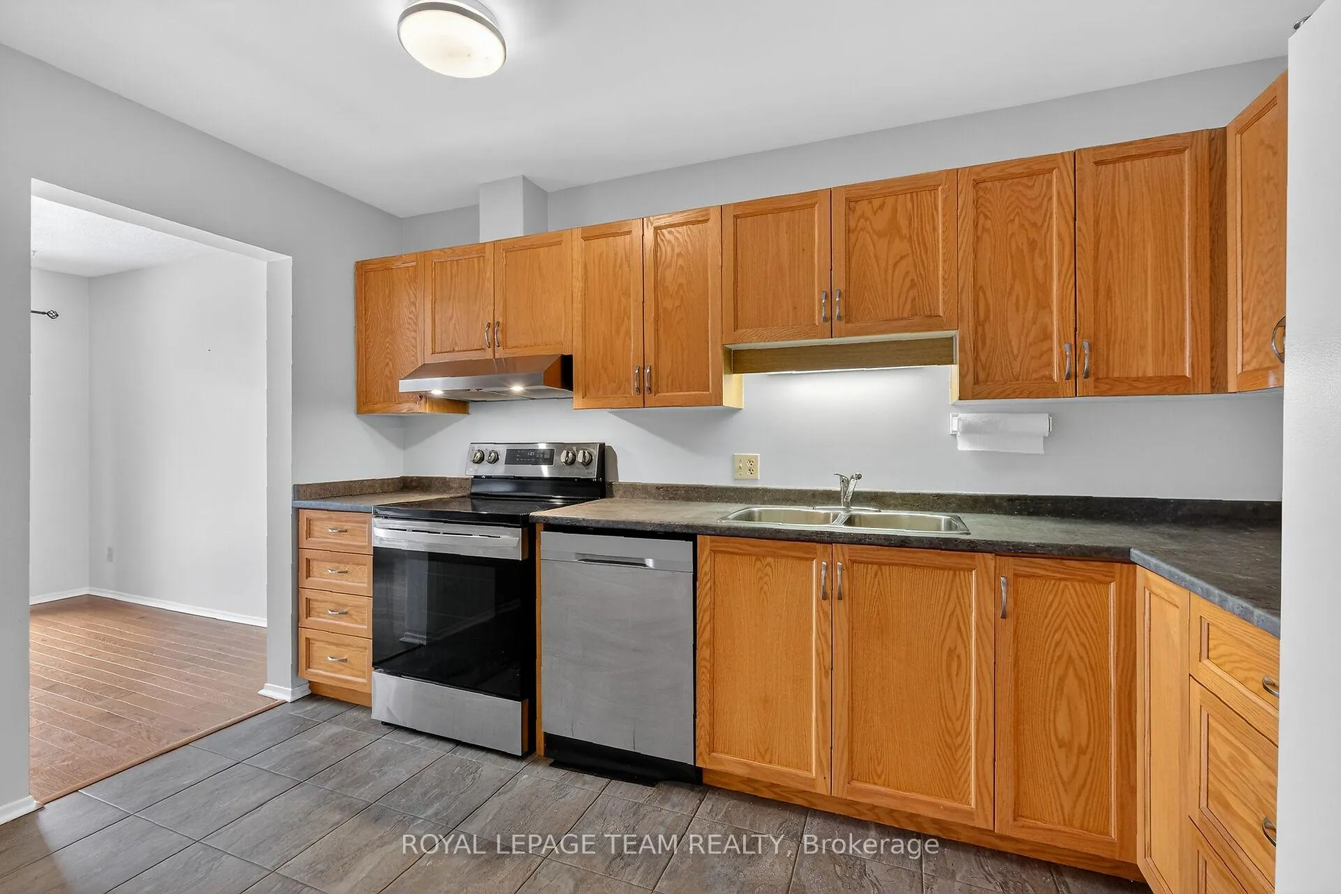 Photo 10 of 42 Oakhaven Private, Ottawa, Overbrook/Castle Heights — HOMEH
