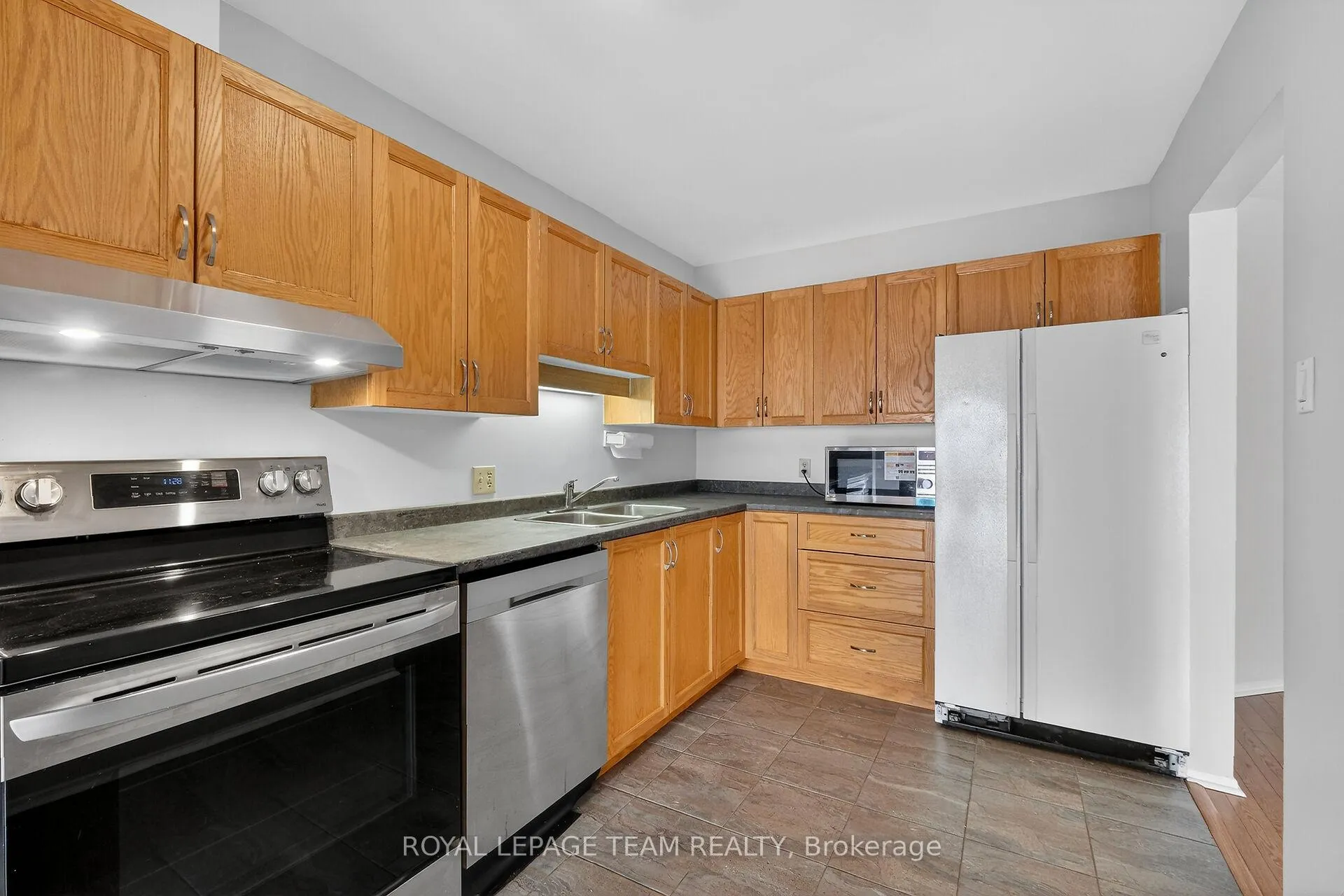 Photo 11 of 42 Oakhaven Private, Ottawa, Overbrook/Castle Heights — HOMEH