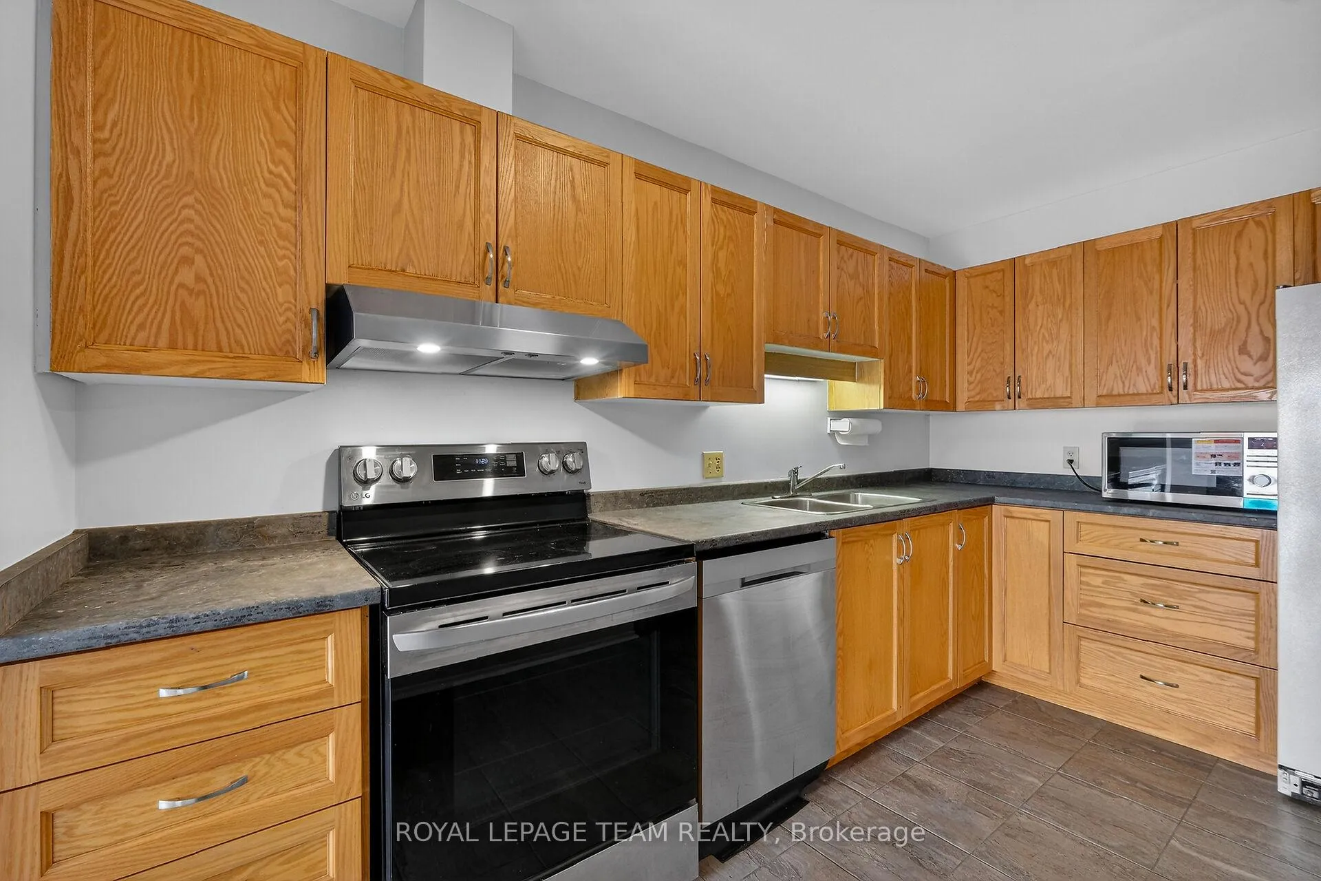 Photo 12 of 42 Oakhaven Private, Ottawa, Overbrook/Castle Heights — HOMEH