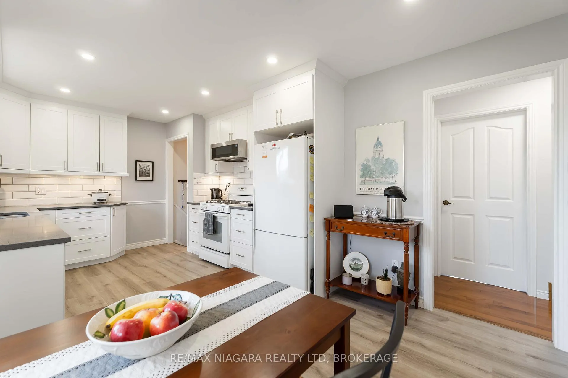 Photo 3 of 2921 Gail Avenue, Niagara Falls, Church's Lane — HOMEH
